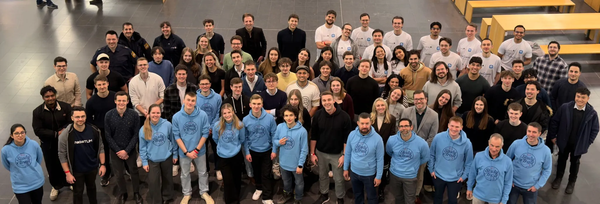 The full iPraktikum Winter 2025/26 cohort in matching blue hoodies